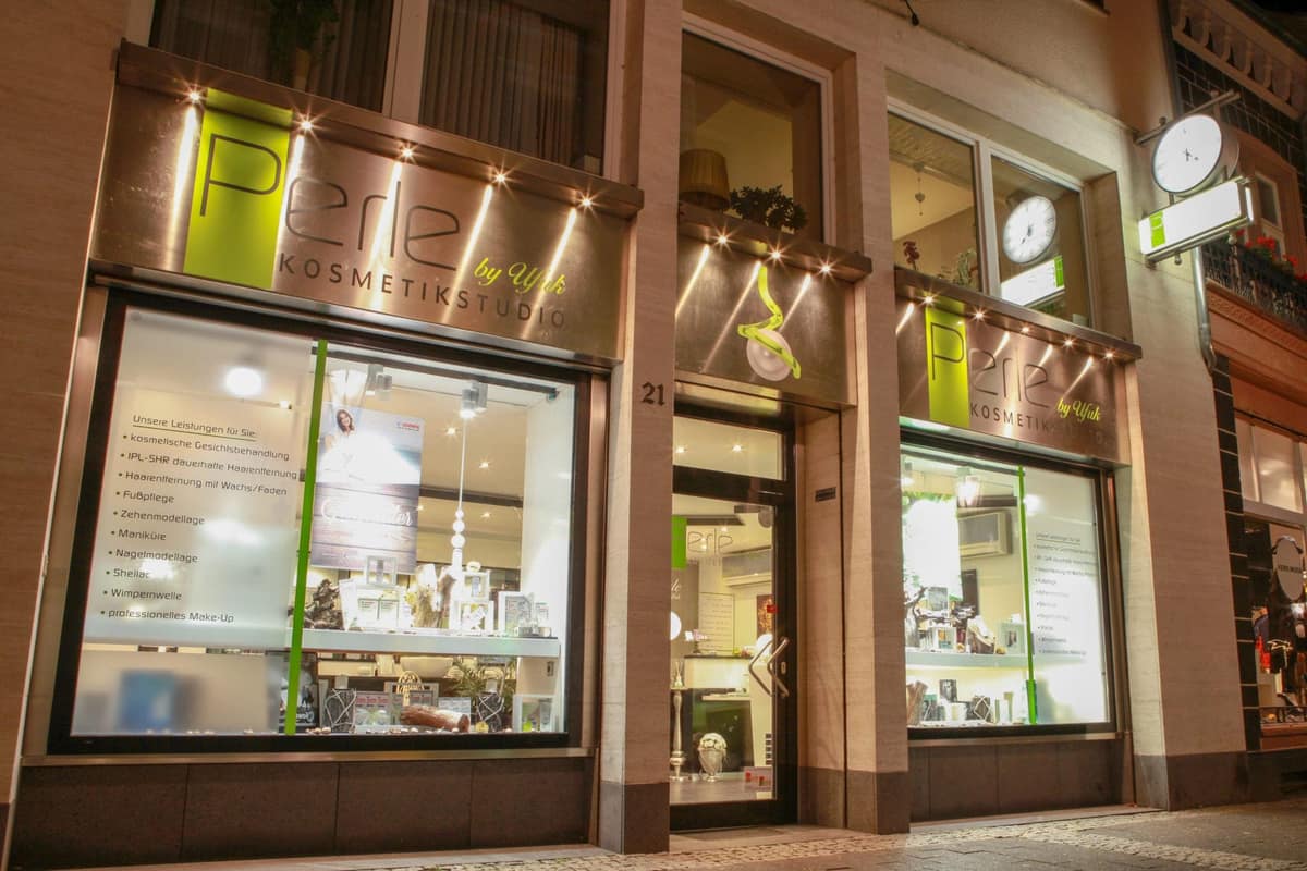 Schaufenster des Kosmetikstudios Perle mit Leistungsübersicht