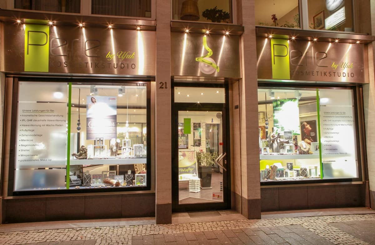 Beleuchteter Eingangsbereich des Kosmetikstudios Perle